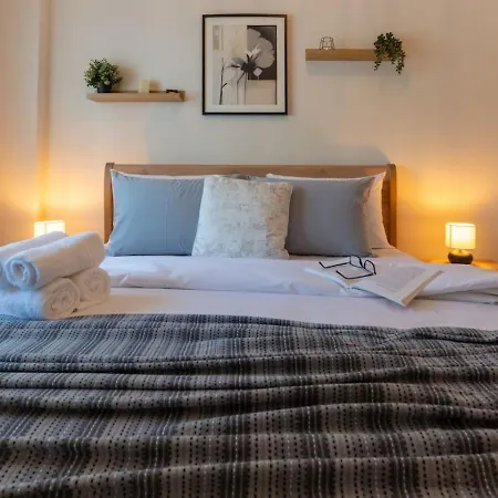 Spacious Modern In The Heart Of Center *
