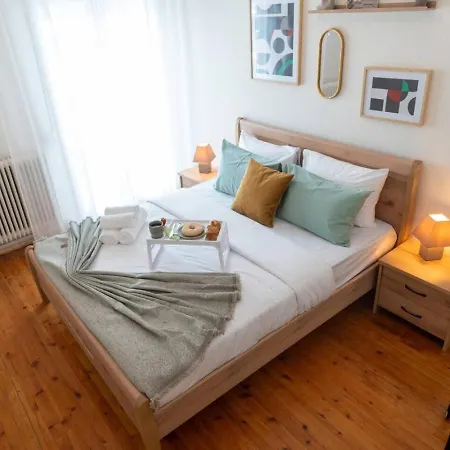 Spacious Modern In The Heart Of Center