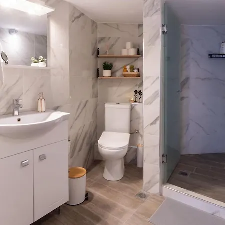 Spacious Modern In The Heart Of Center *