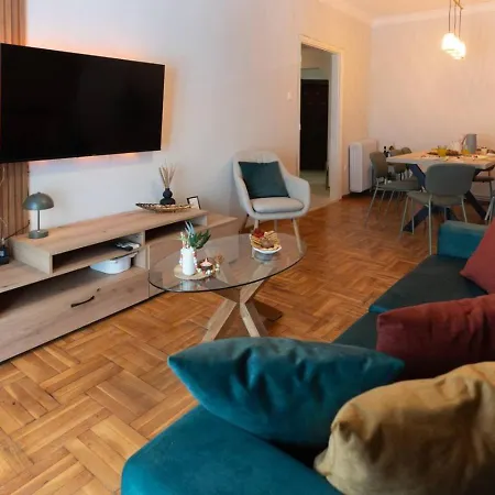 Spacious Modern In The Heart Of Center